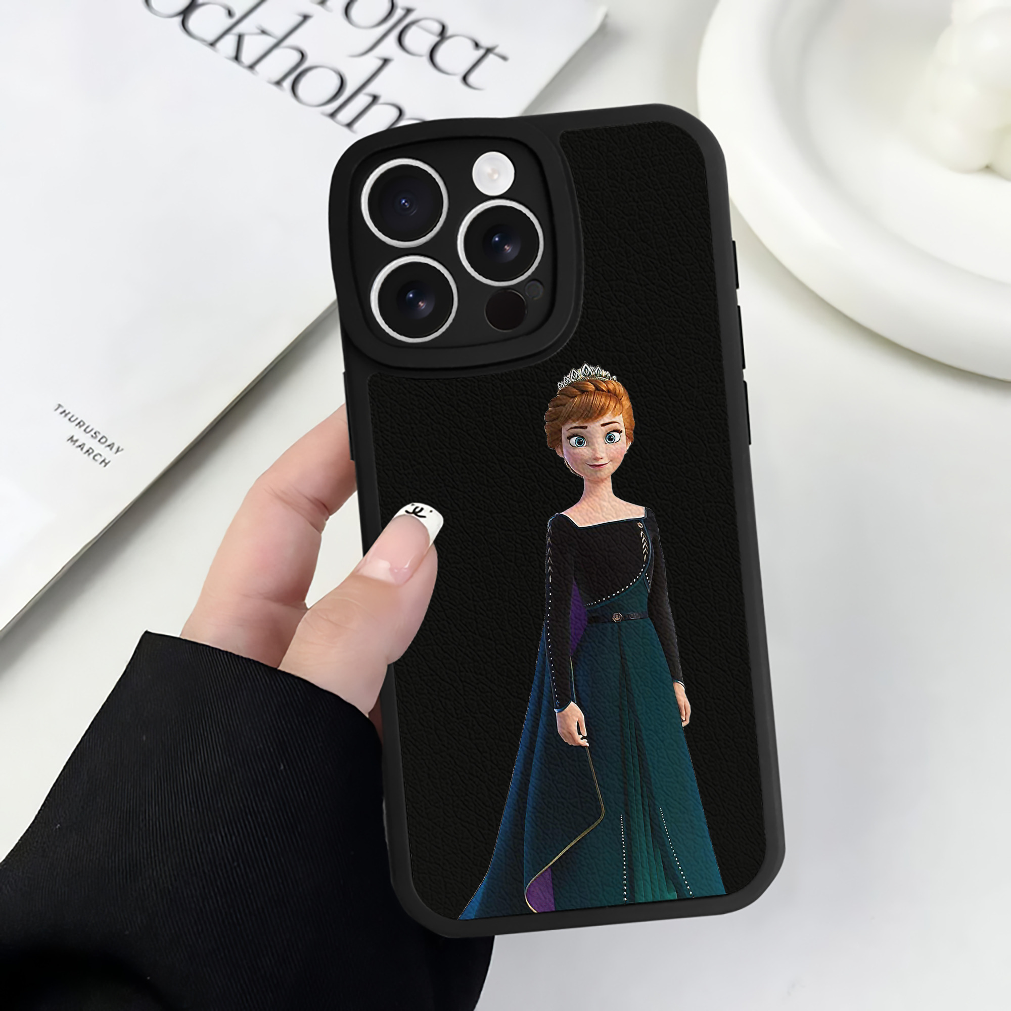 （画像用） アナと雪の女王 アンナ エルサ Frozen Anna Elsa 【iPhone 16シリーズ対応】シリコンスマホケース（レザー調） 材質：シリコン